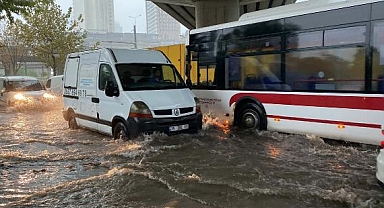 İzmir Sağanak Yağış Sonrası Göle Döndü