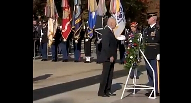 Joe Biden Garip Hareketler Sergilemeye Devam Ediyor: Ne Yapacağını Unutunca Asker ''Yerinize Geçin'' Dedi
