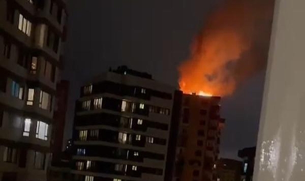 Kadıköy'de 14 Katlı Metruk Binanın Çatısına Yıldırım Düştü