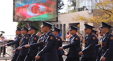 Kahraman Azerbaycan Askerleri İşgalden Kurtarılan Şehirlerde Askeri Tören Düzenliyor