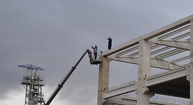Kovulduğu İnşaata Çıkıp İntihar Girişiminde Bulununca Tazminatı Vinçle Ulaştırıldı