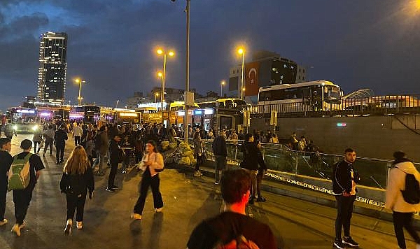 Mecidiyeköy Metrobüs Durağında Şüpheli Paket Alarmı