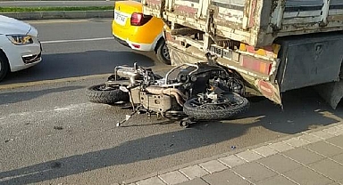 Polisten Kaçan 16 Yaşındaki Sürücü, Otomobiliyle Motosikletli Yunus Ekibine Çarptı: 2 Polis Yaralandı