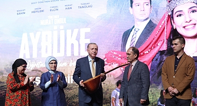 Şehit Öğretmen Aybüke Yalçın'ın Bağlaması Erdoğan'a Hediye Edildi
