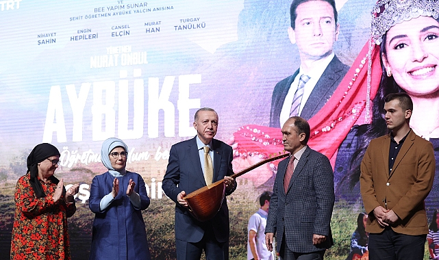 Şehit Öğretmen Aybüke Yalçın'ın Bağlaması Erdoğan'a Hediye Edildi
