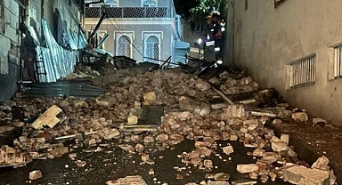Sultanahmet'te Aşırı Yağmur Sonrası Tarihi Bir Bina Çöktü
