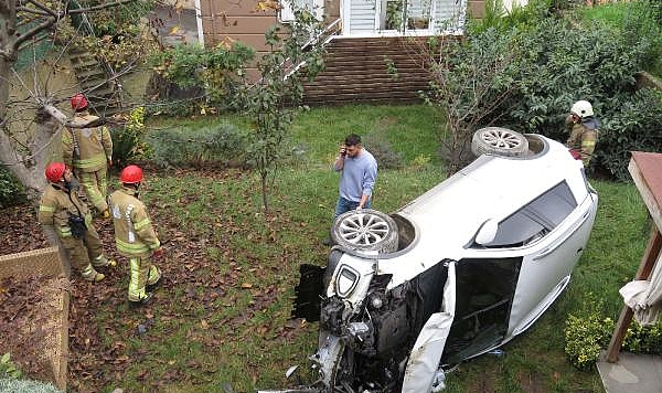Üsküdar'da Otomobil 4 Metre Yükseklikten Bahçeye Düştü: Yine Ölmedik Çok Şükür