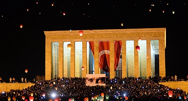 Vatandaşlar 10 Kasım Gecesinde Anıtkabir'de Andımızı Okudu