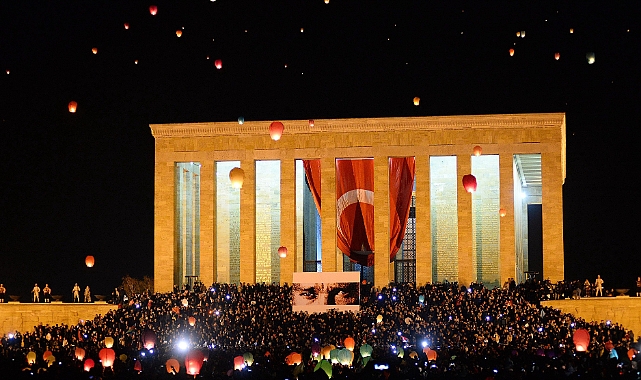 Vatandaşlar 10 Kasım Gecesinde Anıtkabir'de Andımızı Okudu