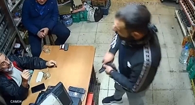 Adana'da Silah Çekip Tekel Bayiinden Borç Sigara İsteyen Şahıs, Masadaki Paketten İki Sigara Alıp Kaçtı