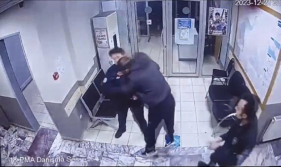 Başakşehir'de Gözaltına Alınan Şahıs Karakolda Polislere Saldırıp Kaçmaya Çalıştı