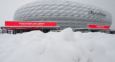 Bayern Münih, Allianz Arena'nın Çatısındaki Karları Helikopter ile Temizledi