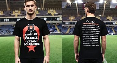 Beşiktaşlı Futbolcular Isınmaya 'Şehitler Ölmez, Vatan Bölünmez' ve 12 Şehidimizin İsimlerinin Yazılı Olduğu Tişörtle Çıktı