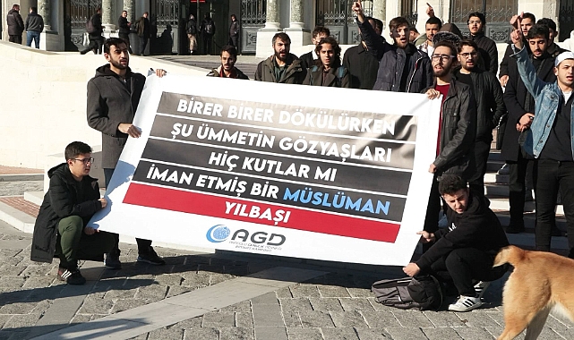 Beyazıt'ta Mürtecilerin Yılbaşı Kutlaması Protestosu