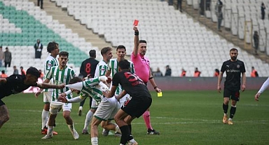 Bursaspor Maçında, Diyarbekirsporlu Futbolcunun Golden Sonra Tribünlere Yönelik Yaptığı Hareket Sahayı Karıştırdı