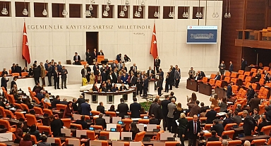 Bütçe Görüşmelerinde Gülme Tartışması: AKP'li Milletvekilleri Kendi Bütçelerini Protesto Ediyor