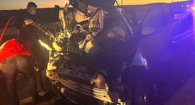 Diyarbakır'da Otomobil, Yol Kenarında Duran Kamyonete Çarptı: 3 Ölü, 4 Yaralı