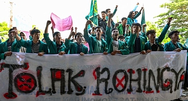 Endonezyalı Üniversite Öğrencileri Rohingyalı Mültecilerin Barınağını Bastı