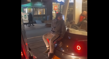 Eskişehir'de Bir Çocuk Tramvayın Önüne Oturarak Tramvayların Geçişini Engelledi