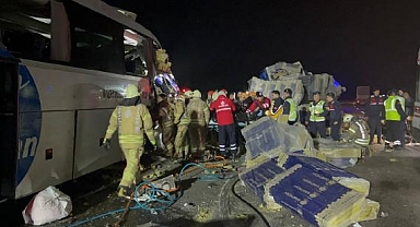 Eyüpsultan'da Yolcu Otobüsü ile TIR Çarpıştı: 1 Ölü 31 Yaralı