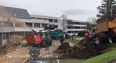 Hükümetin Vergi Politikasını Protesto Eden Fransız Çiftçiler Kamu Binalarına Gübre Püskürttü