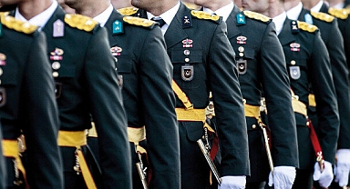 Göğsüne Büyük Atatürk'ün Fotoğrafı Takmayan Teğmene Tepki Gösteren 4 Teğmenin TSK'dan İhracının Talep Edildiği İddia Edildi
