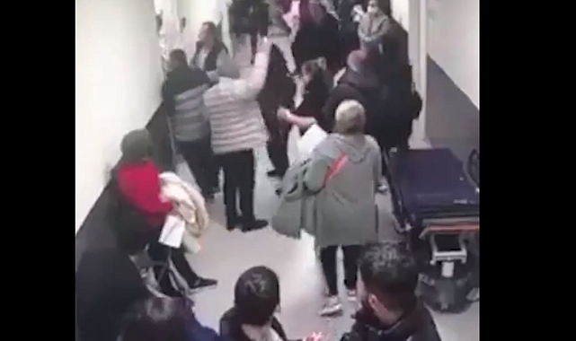 Hasta Kardeşinin Saçını Okşadığı Gerekçesiyle Doktoru Darp Ettiler