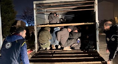 Iğdır'da Kamyonetin Kasasından 45 Kaçak Göçmen Çıktı