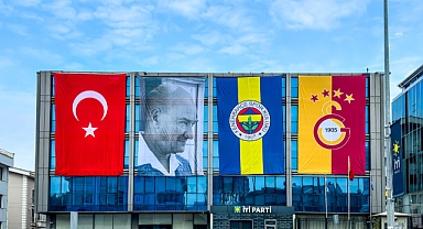 İYİ Parti, Fenerbahçe ve Galatasaray'a Destek Olmak İçin Genel Merkez Binasına Kulüplerin Bayraklarını Astı
