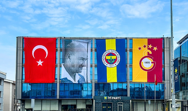 İYİ Parti, Fenerbahçe ve Galatasaray'a Destek Olmak İçin Genel Merkez Binasına Kulüplerin Bayraklarını Astı