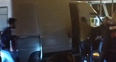 İzmir'de Durdurulan Kamyonetin Kasasından 41 Kaçak Göçmen Çıktı