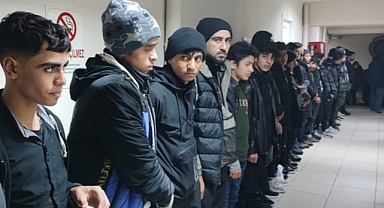 İzmir'de Taksiyle Göçmen Kaçakçılığı Yapan Şahıslar Suçüstü Yakalandı