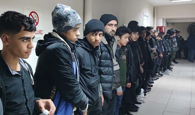 İzmir'de Taksiyle Göçmen Kaçakçılığı Yapan Şahıslar Suçüstü Yakalandı
