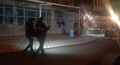 İzmit'te Yol Kenarında Bıçaklanmış Halde Bulunan Kişi, Hastanede Hayatını Kaybetti