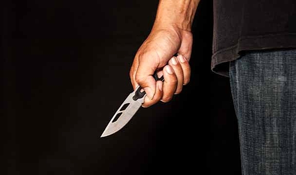 Kaza Yaptı: Yoldan Geçen 2 Arkadaşını Selam Vermedi Diye Bıçakladı