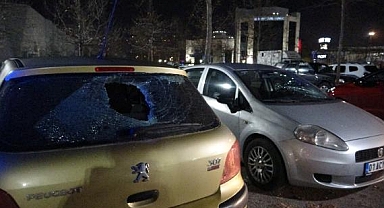 Kocaeli'de Bir Kişi Belediyeye Ait Açık Otoparktaki 35 Aracın Camını Kırdı