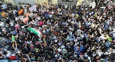 Mahsa Amini İçin Düzenlenen Protestoların Sarstığı İran'da Sıkı Başörtüsü Kuralları Getirildi