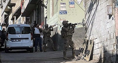 Polise Ateş Açan Şahıs Evde Etek Giymiş Halde Yakalandı 