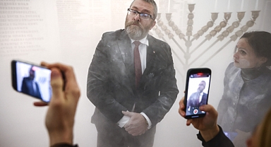 Polonya'da Aşırı Sağcı Genel Başkan, Hanuka Bayramı'nda Yedi Kollu Şamdanı Yangın Tüpü ile Söndürdü