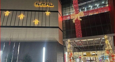 Rize'de Bir AVM'nin Yılbaşı Süsünün Haç'a Benzetilmesi Şehirde Kriz Yarattı: Süslemeye Müdahale Edildi