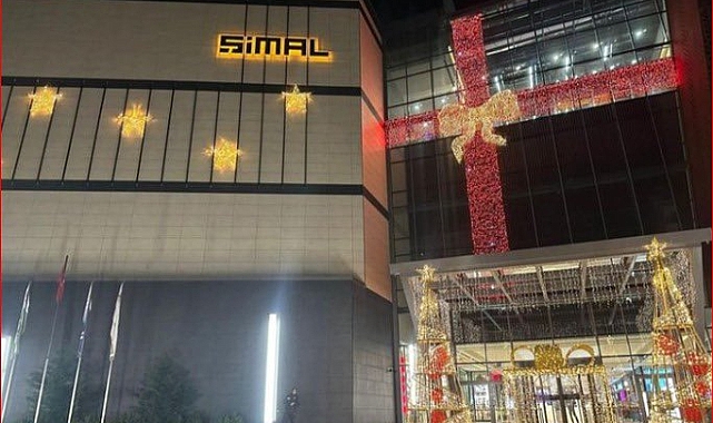 Rize'de Bir AVM'nin Yılbaşı Süsünün Haç'a Benzetilmesi Şehirde Kriz Yarattı: Süslemeye Müdahale Edildi
