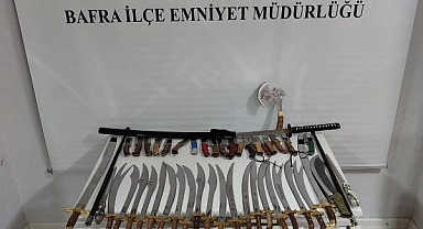 Samsun'da Bir Kişinin Evinde 24 Tane Kılıç Ele Geçirildi
