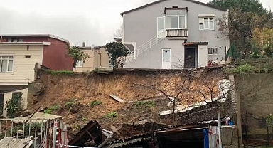 Sarıyer'de İstinat Duvarı Çöktü: 4 Araç Hasar Gördü 