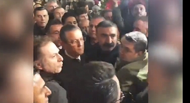 Şehit Cenazesine Katılan Özgür Özel'e Memleketi Manisa'da Tepki Gösterildi: Özel, Cenaze Evinden Zar Zor Ayrıldı