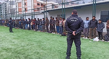 TIR'ın Dorsesinden 61 Kaçak Göçmen Çıktı