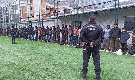 TIR'ın Dorsesinden 61 Kaçak Göçmen Çıktı