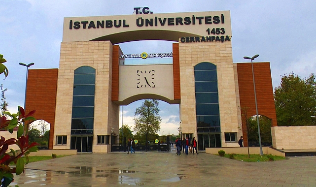 Üniversitelerde Kalite: İstanbul Üniversitesi Rektörü, Hizmetinden Memnun Kalmadığı Oteli Üniversitenin Sitesinden Şikayet Etti