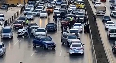 Ankara'da Yağmurdan Dolayı Kayganlaşan Yolda 26 Araç Zincirleme Kaza Yaptı