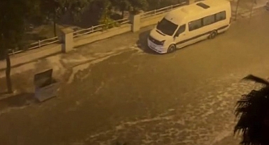 Antalya'da Şiddetli Yağış: Rögarlar Taştı, Yollarda Dolu Birikintileri Oluştu