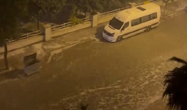 Antalya'da Şiddetli Yağış: Rögarlar Taştı, Yollarda Dolu Birikintileri Oluştu